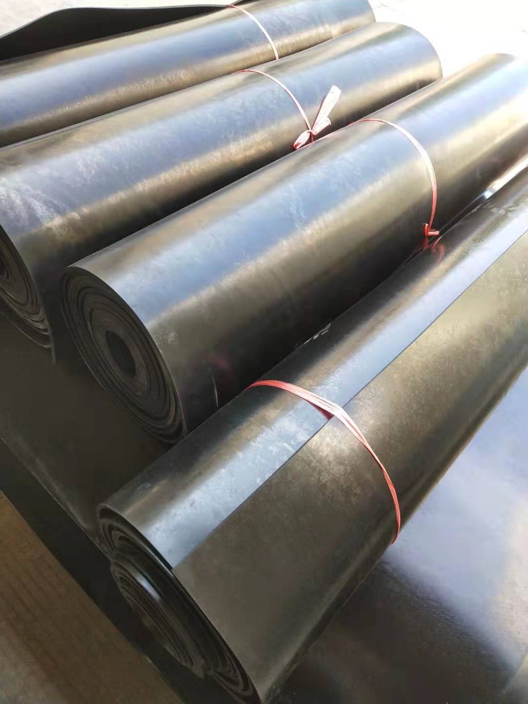 丁腈橡膠板：是由丁二烯和丙烯腈經(jīng)乳液聚合法制得的，丁腈橡膠主要采用低溫乳液聚合法生產(chǎn)。